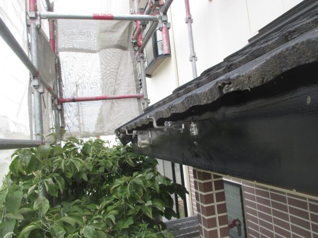 高砂市の交換にともなう古い軒樋の解体